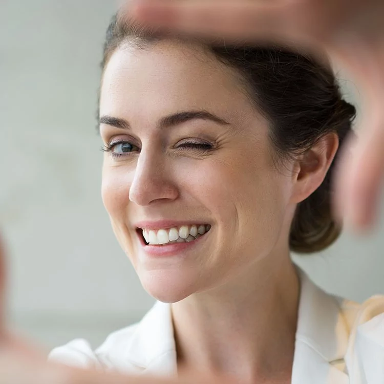 טיפול אורתודונטי במבוגרים באמצעות הקשתיות השקופות